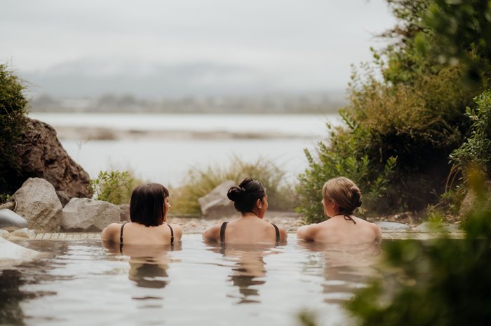 Polynesian-Spa_3-ladies-looking-out-over-lake-Rotorua.jpg Polynesian-Spa_3-ladies-looking-out-over-lake-Rotorua.jpg